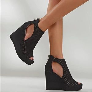 AOSPHIRAYLIAN BLACK WEDGE SANDAL. SIZE 7. NEVER WORN